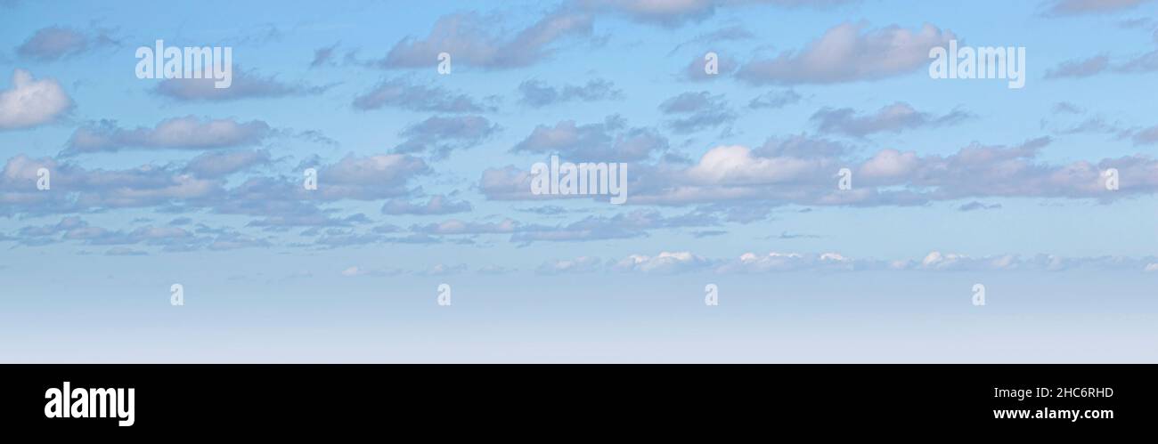 Der weite blaue Himmel und Wolken Himmel Hintergrund Stockfoto