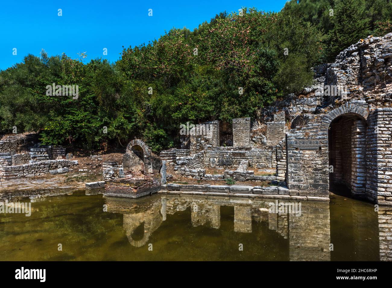 Ruinen der archäologischen Stätte von Butrint mit Reflexionen im Wasser - eine der größten römischen Siedlungen im Balkan, Albanien, Europa Stockfoto