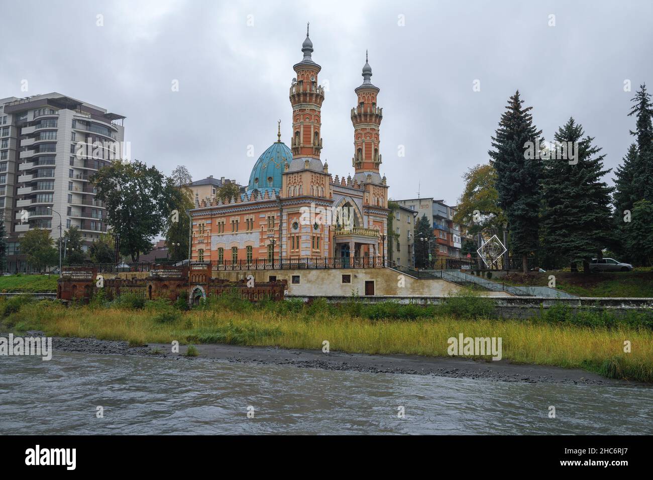 Blick auf die alte Mukhtarov-Moschee (Sunita-Moschee) an einem bewölkten Oktobertag. Wladikavkaz, Nordossetien-Alanien Stockfoto