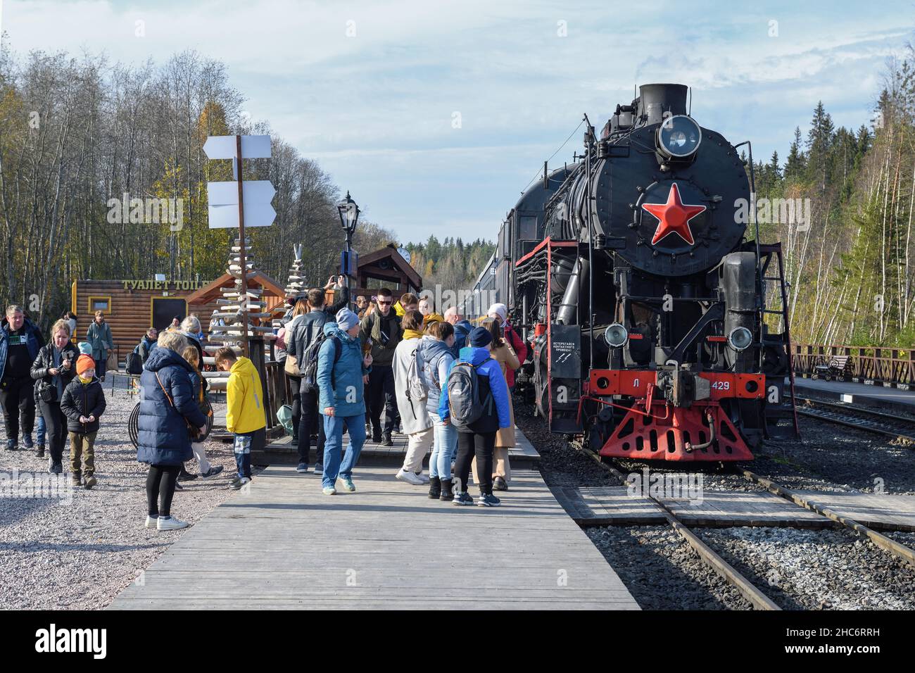 RUSKEALA, RUSSLAND - 07. OKTOBER 2021: An einem Oktobernachmittag kam der touristische Retrozug "Ruskeala Express" auf dem Bahnhof Ruskeala an Stockfoto