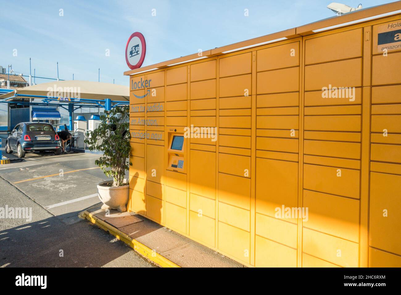 Amazon locker, Liefersystem, das Amazon an öffentlichen Orten zur Abholung und Rückgabe von Paketen verwendet, Andalusien, Spanien. Stockfoto
