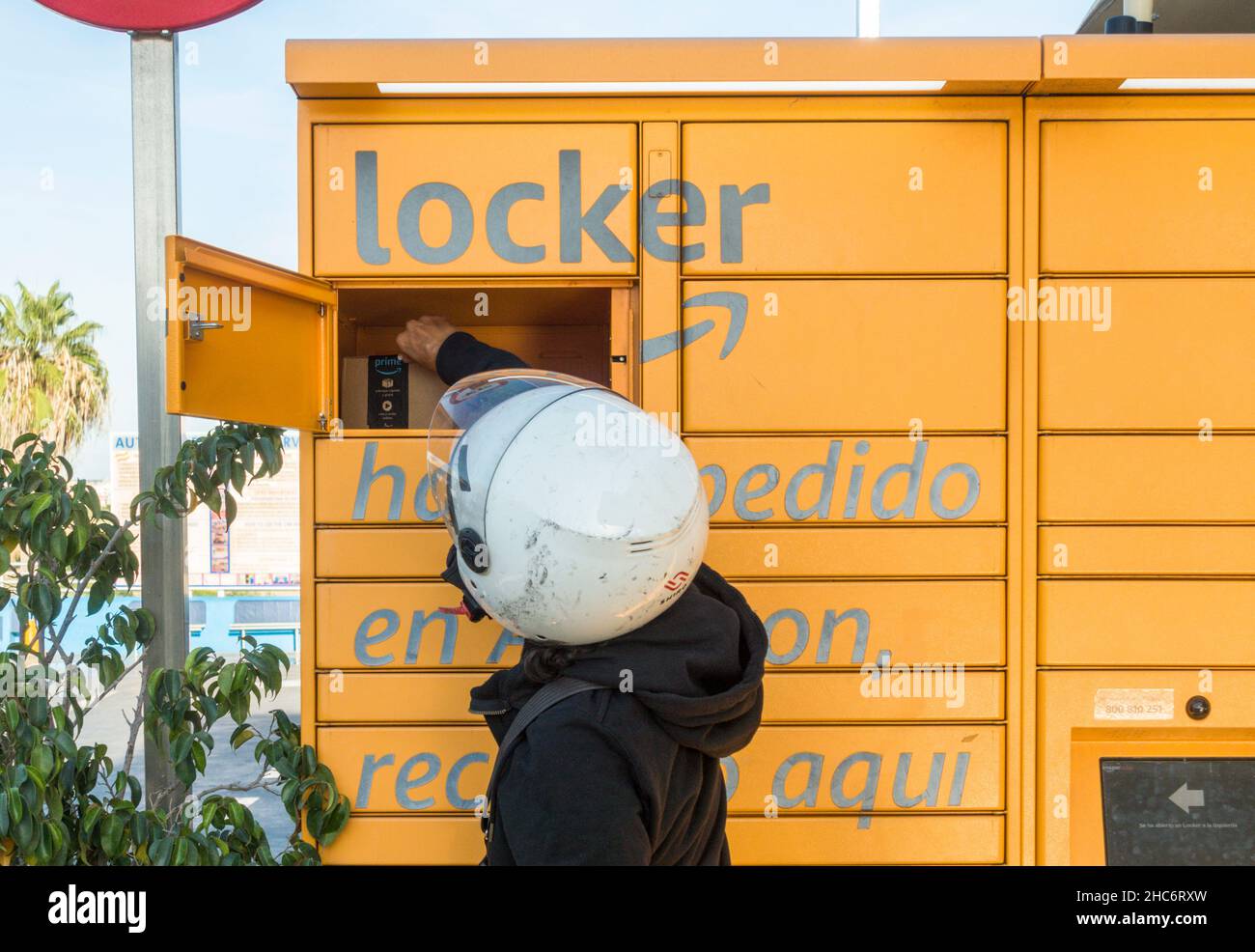 Amazon locker, Liefersystem, Frau, die Paket abholt, Andalusien, Spanien. Stockfoto