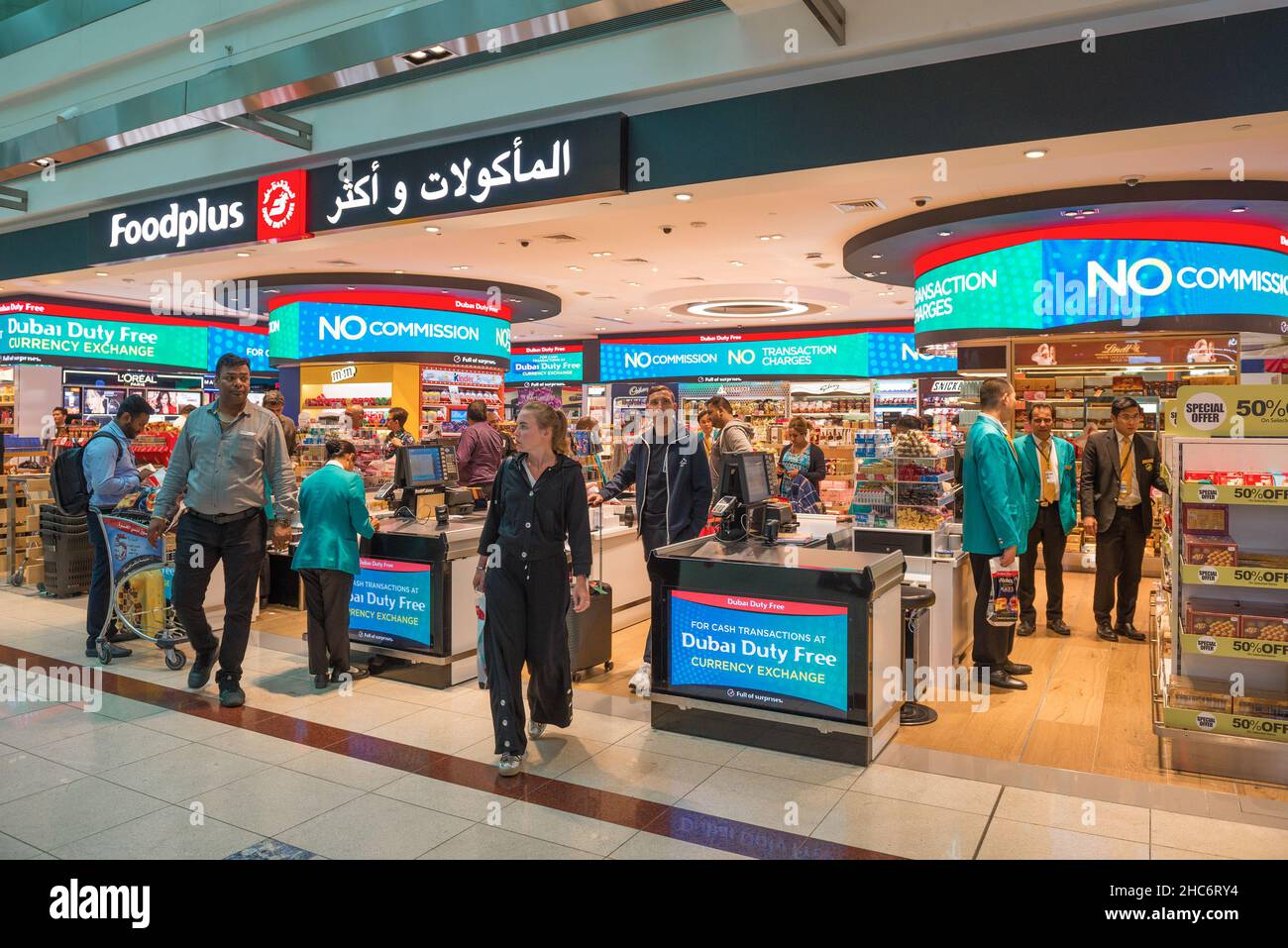 DUBAI, VAE - 24. FEBRUAR 2020: Duty-Free-Lebensmittelgeschäft auf dem Dubai International Airport Stockfoto