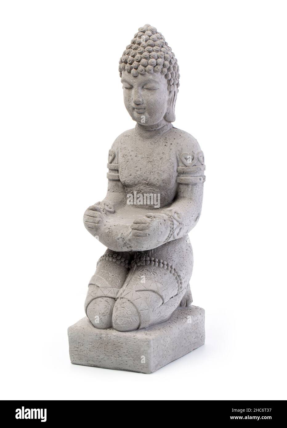 Eine Statue von Buddha, die auf seinen Knien auf weißem Hintergrund sitzt Stockfoto