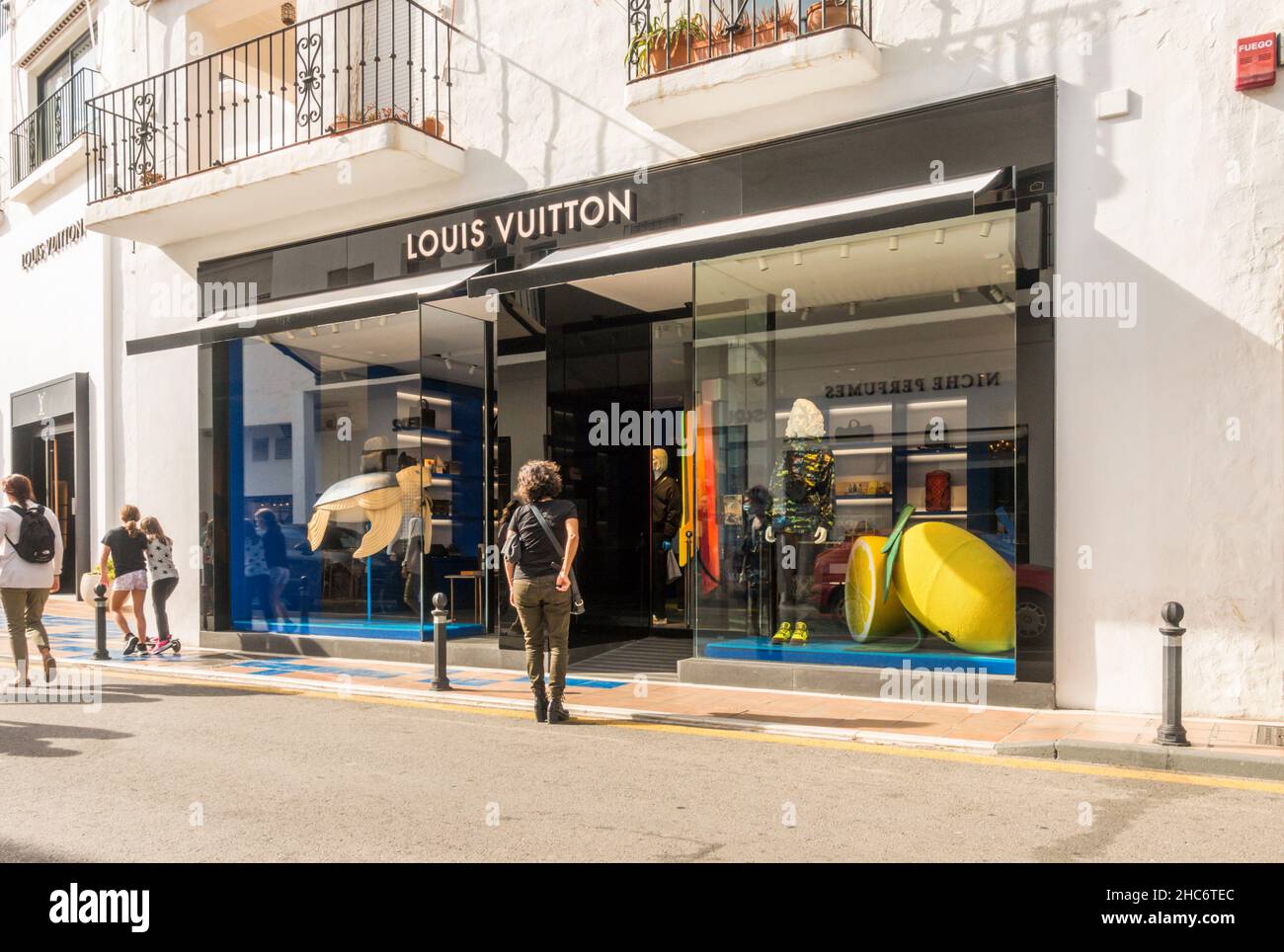 Fassade des Louis Vuitton Shops in Puerto Banus, Marbella, Spanien. Stockfoto