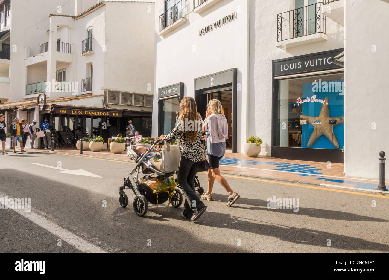 Zwei Frauen mit Kinderwagen im Hafen von Puerto Banus, mit Geschäften und Restaurants, Marbella, Andalusien, Costa del Sol, Spanien Stockfoto