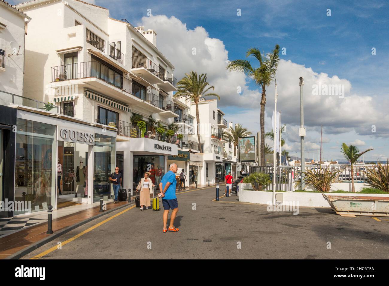 Menschen zu Fuß in Puerto Banus Hafen, mit Geschäften und Restaurants, Marbella, Andalusien, Costa del Sol, Spanien Stockfoto