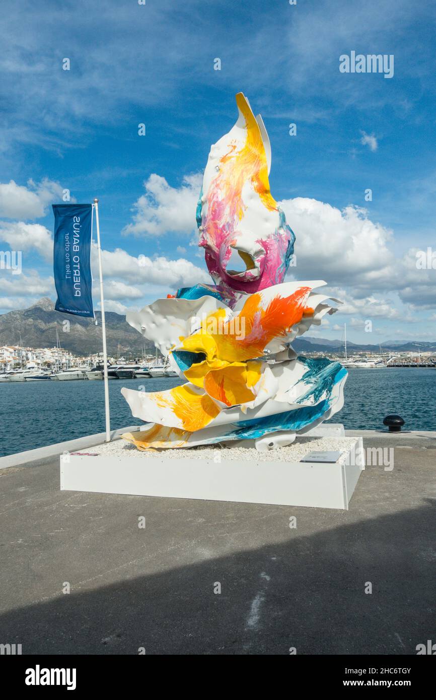 Zeitgenössische Kunst in Puerto Banús, Skulptur des belgischen Künstlers Arne Quinze, Andalusien, Costa del Sol, Spanien. Stockfoto