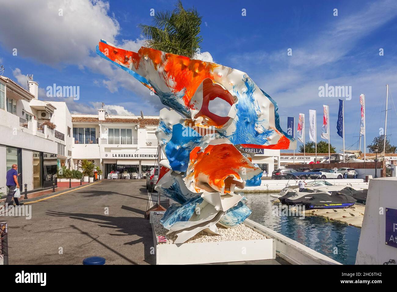 Zeitgenössische Kunst in Puerto Banús, Skulptur des belgischen Künstlers Arne Quinze, Andalusien, Costa del Sol, Spanien. Stockfoto