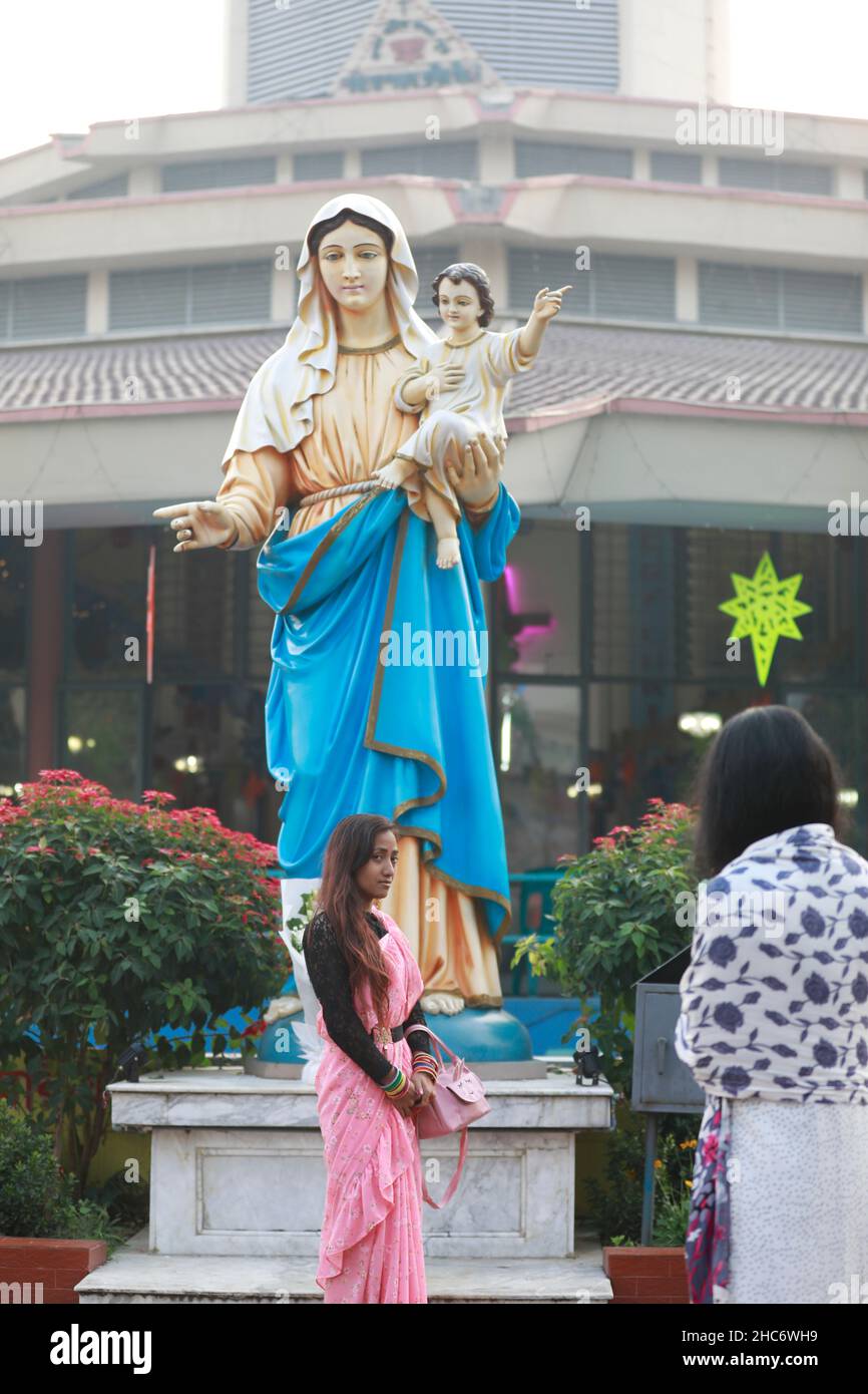 Gläubiger aus Bangladesch, die am 25. Dezember 2021 in Dhaka, Bangladesch, am Weihnachtstag in der Kirche beten. Stockfoto