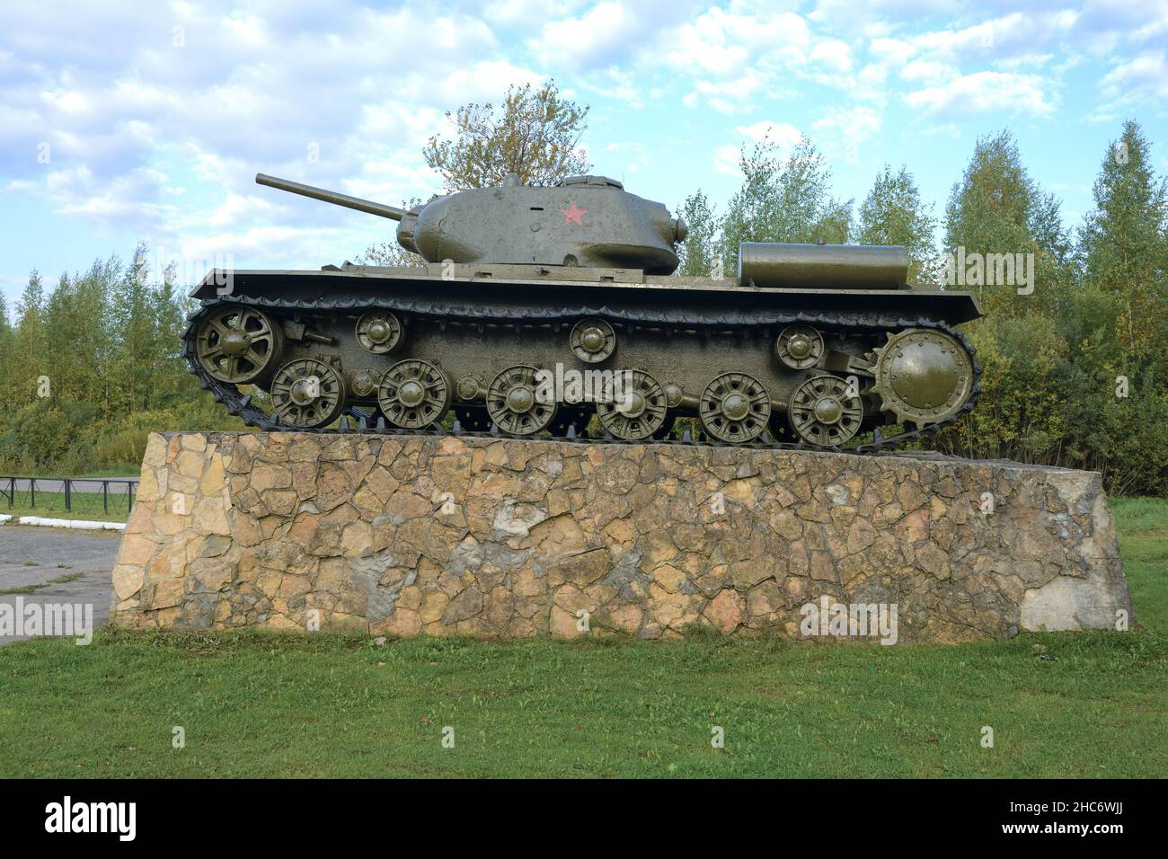 PARFINO, RUSSLAND - 11. SEPTEMBER 2021: Denkmal des sowjetischen schweren Panzers KV-1S am Septembermorgen. Profilansicht Stockfoto