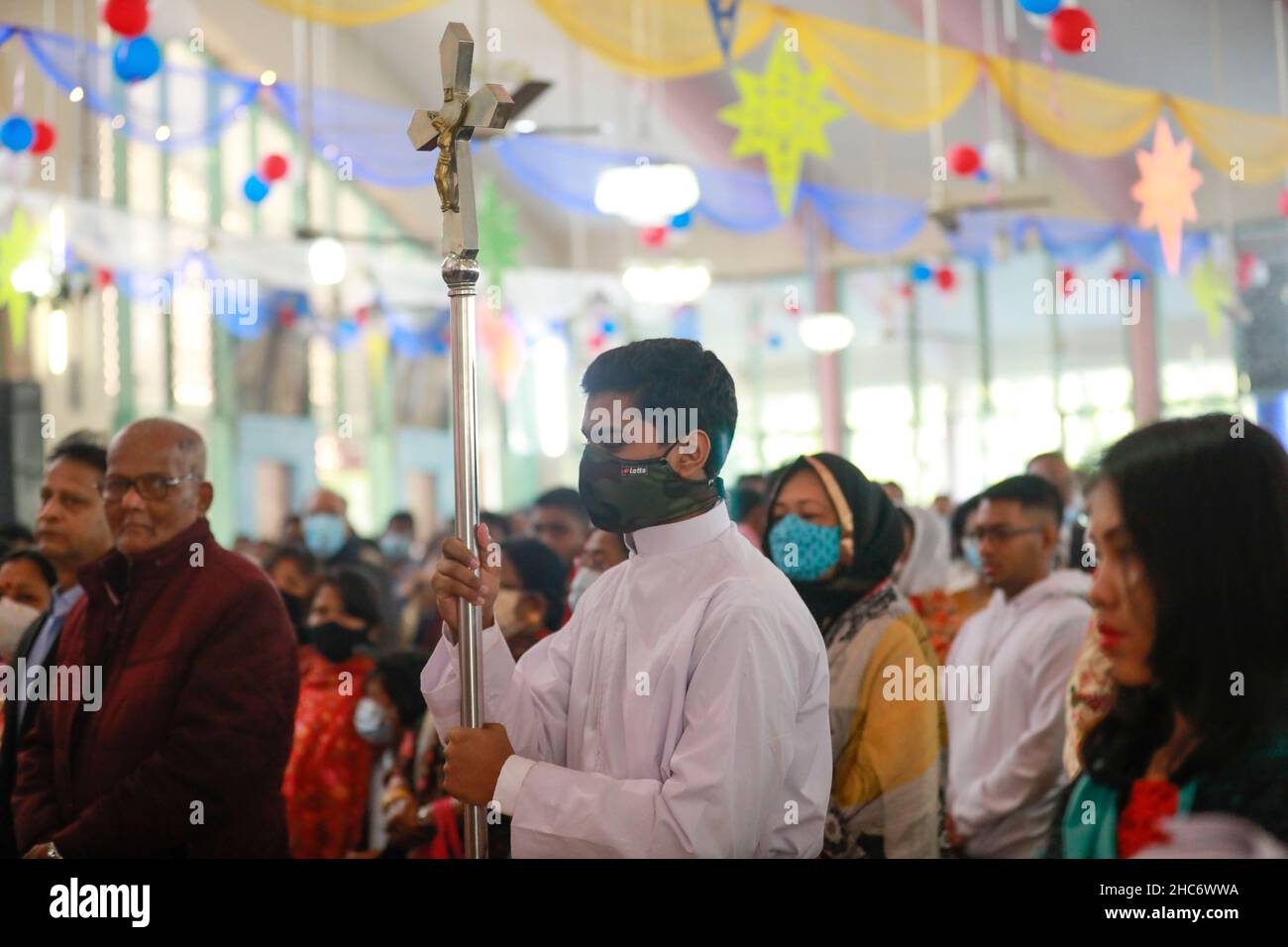 Gläubiger aus Bangladesch, die am 25. Dezember 2021 in Dhaka, Bangladesch, am Weihnachtstag in der Kirche beten. Stockfoto