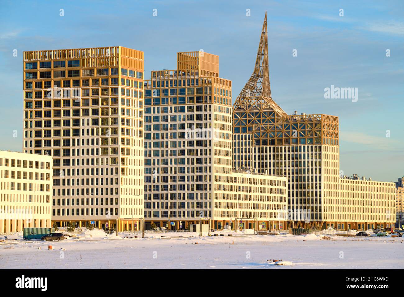 Blick auf den neuen modernen Wohnkomplex „Golden City“ auf der Insel Vasilievsky an einem Dezembernachmittag Stockfoto