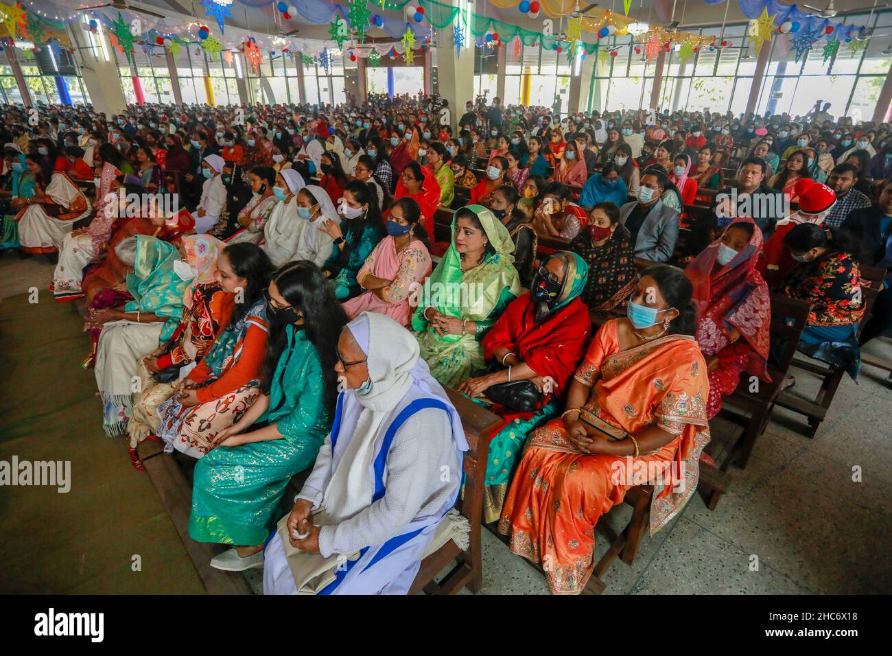 Gläubiger aus Bangladesch, die am 25. Dezember 2021 in Dhaka, Bangladesch, am Weihnachtstag in der Kirche beten. Stockfoto