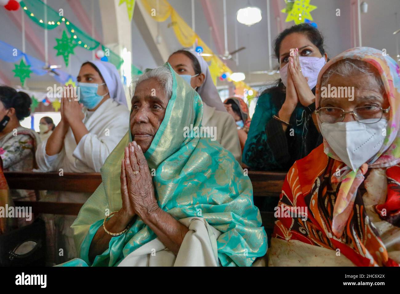 Gläubiger aus Bangladesch, die am 25. Dezember 2021 in Dhaka, Bangladesch, am Weihnachtstag in der Kirche beten. Stockfoto