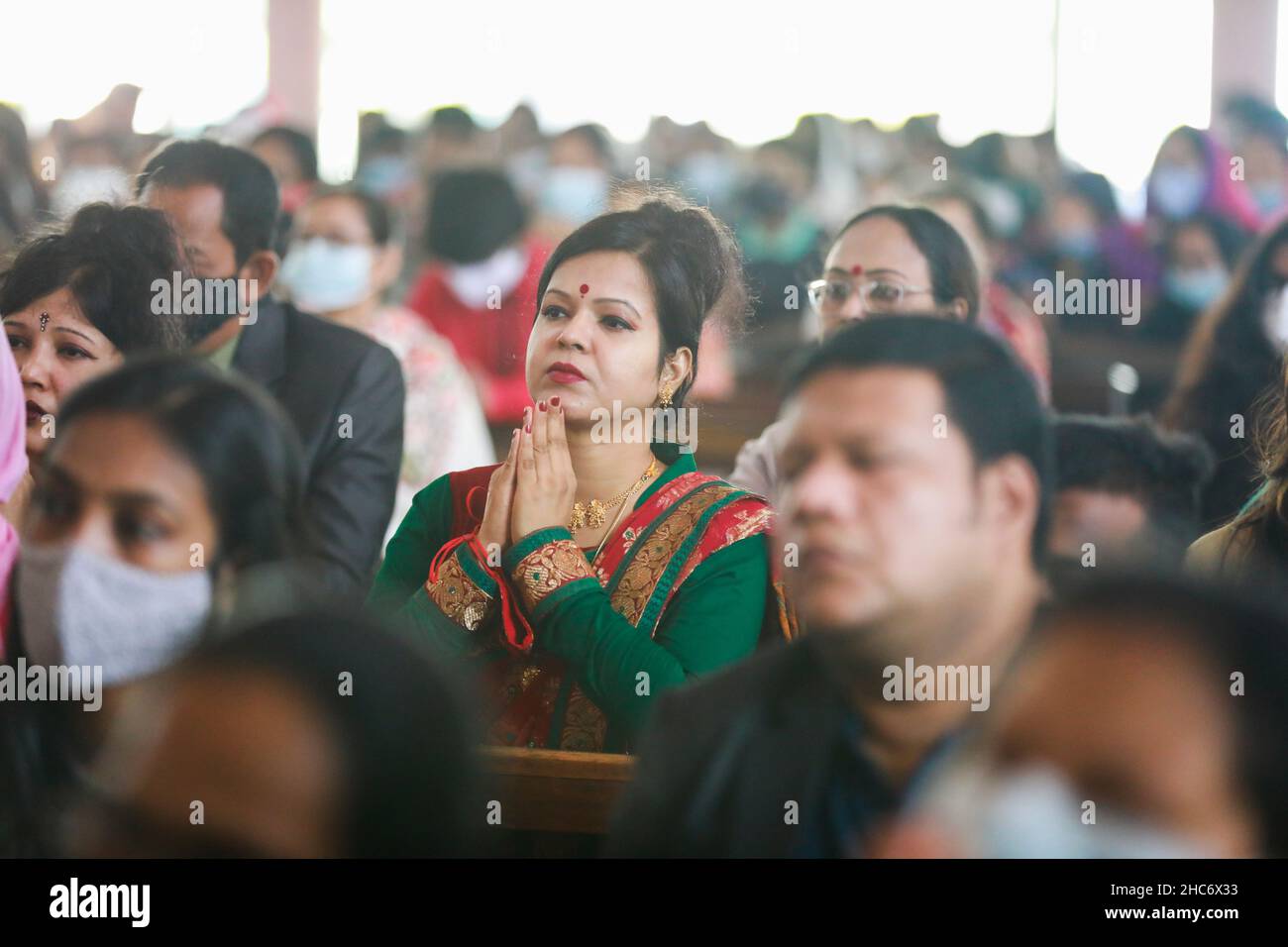Gläubiger aus Bangladesch, die am 25. Dezember 2021 in Dhaka, Bangladesch, am Weihnachtstag in der Kirche beten. Stockfoto