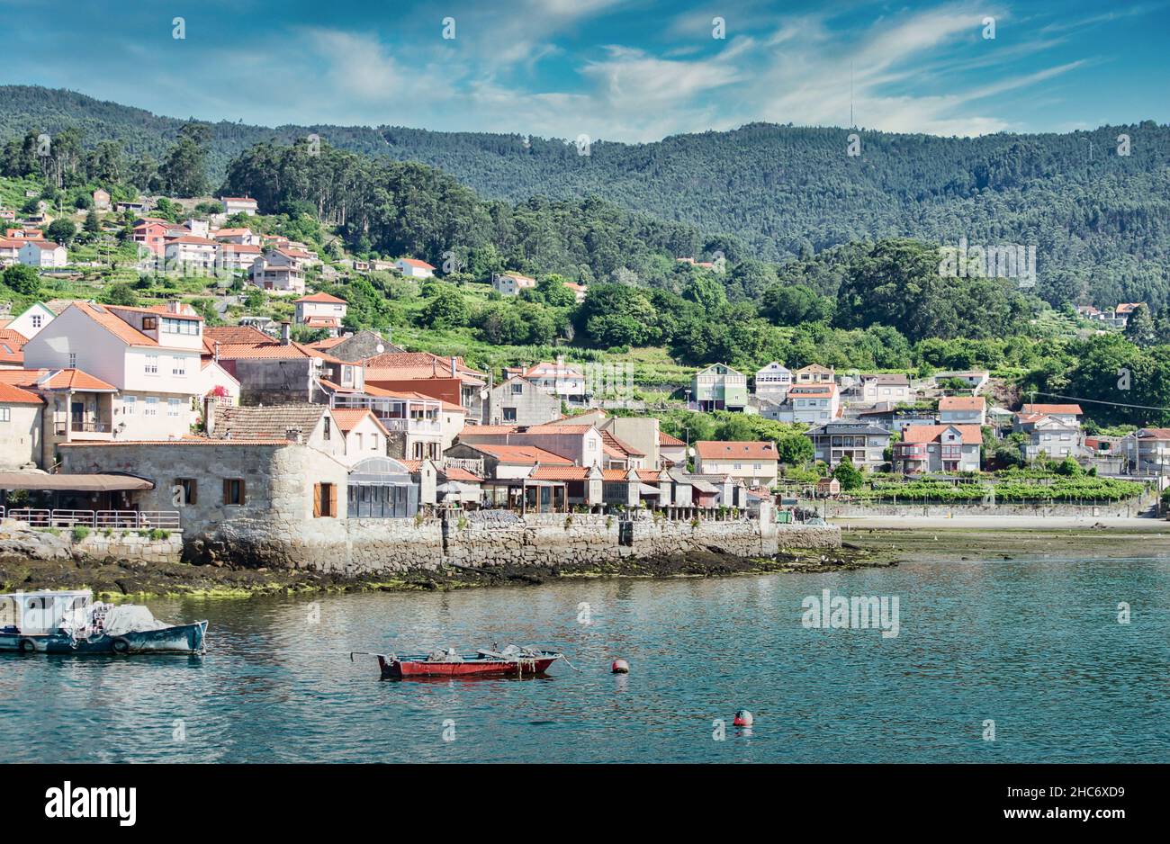 El hermoso Pueblo gallego de Combarro a orilla del mar Stockfoto