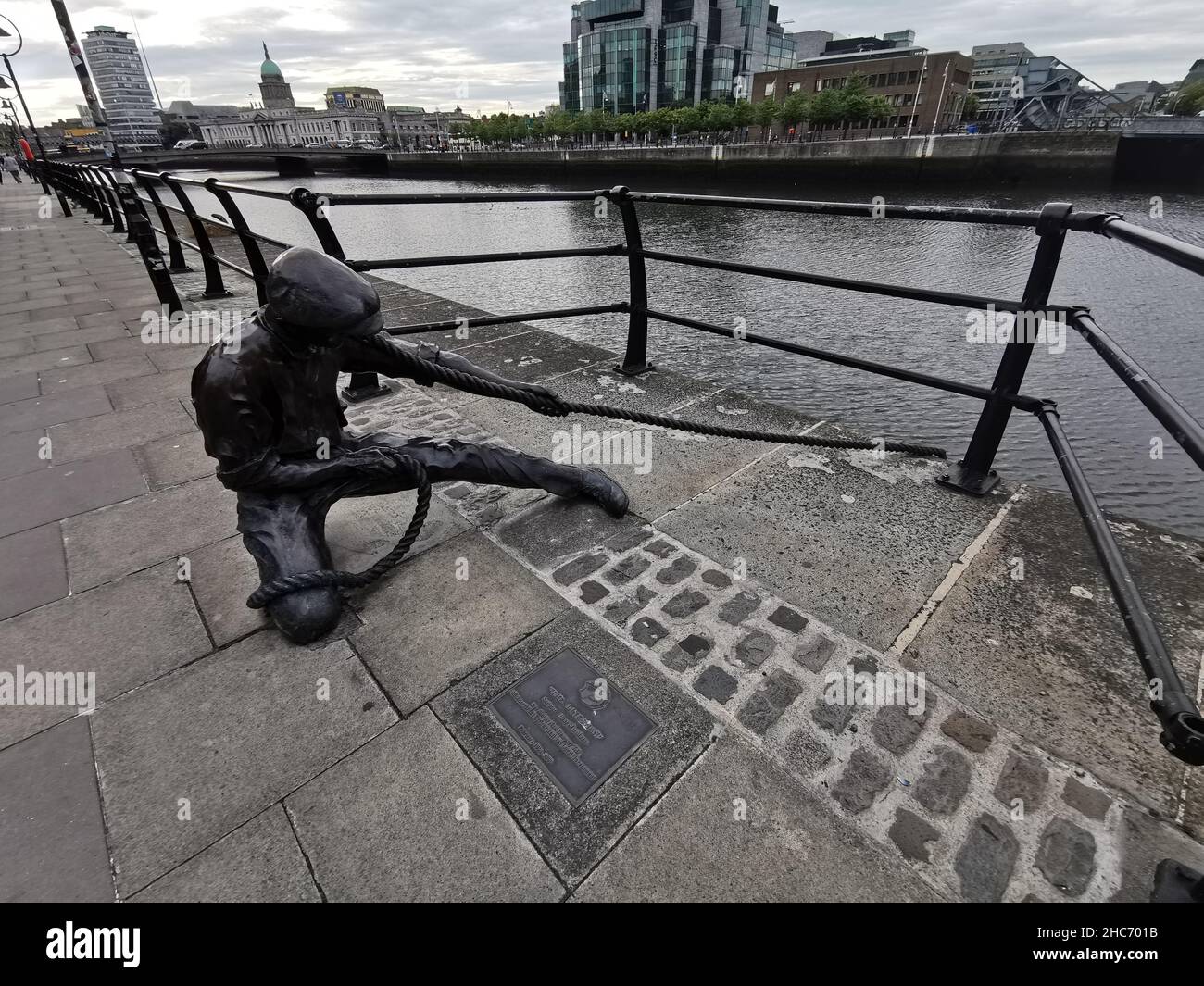 Bronzestatue eines Linienmanns am Ufer des Liffey Stockfoto