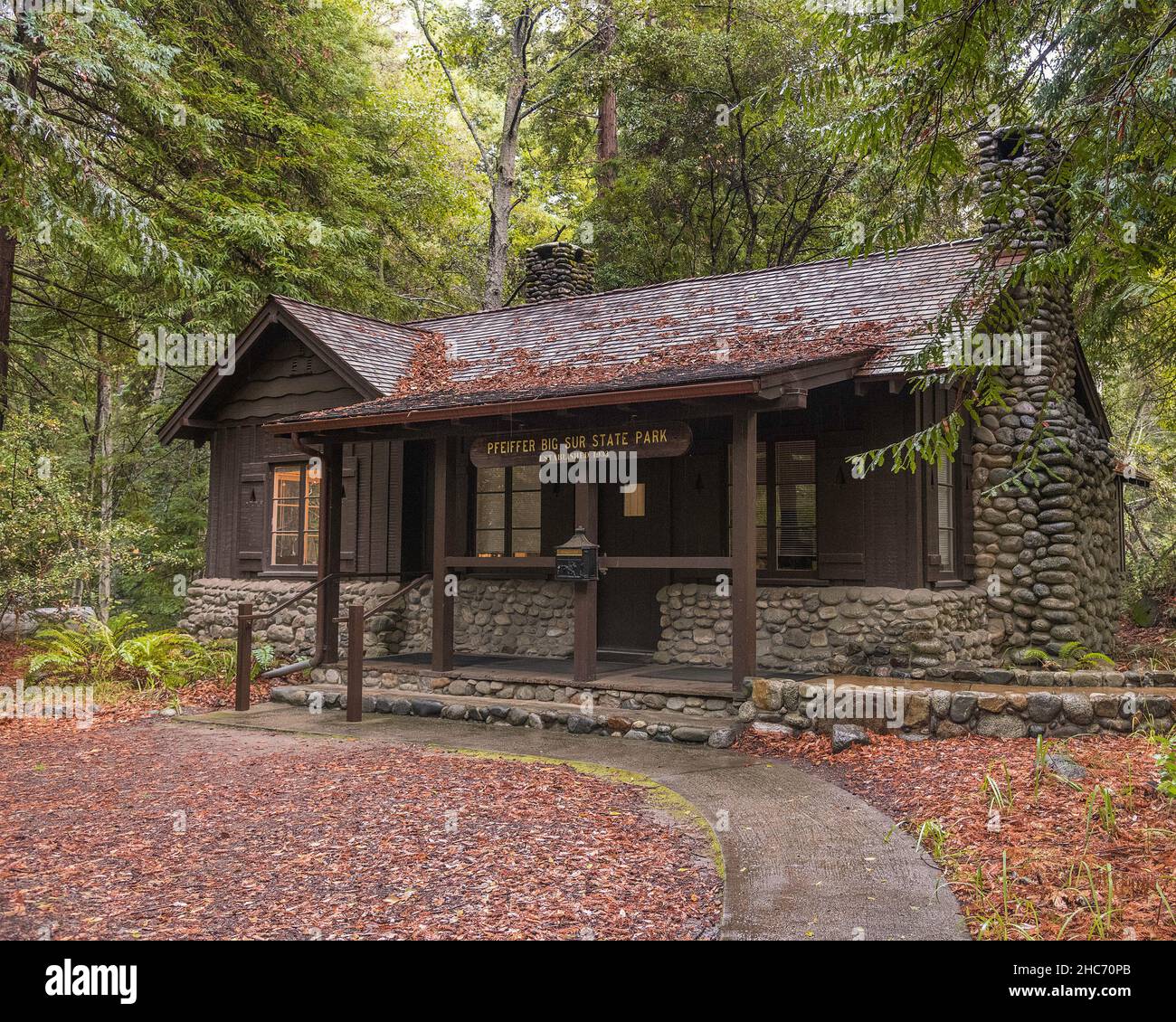Big Sur, CA, USA - 9. Dezember 2021: Außenansicht eines Rangers im Pfeiffer Big Sur State Park, Big Sur, CA. Stockfoto