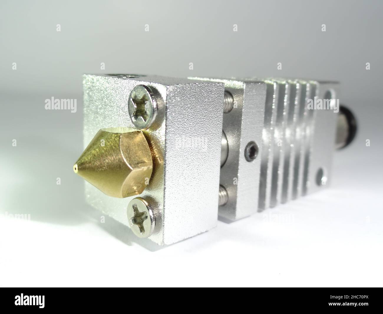 Nahaufnahme des Bogenextruders des druckers 3D auf weißem Hintergrund Stockfoto