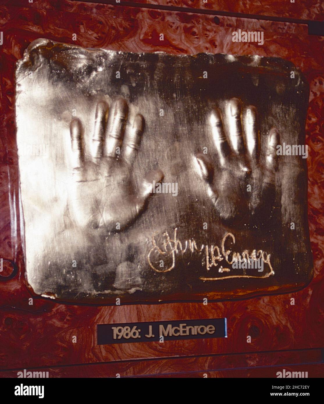 Die Hände des amerikanischen Tennisspielers John McEnroe sind in Metall gestempelt, 1980s Stockfoto