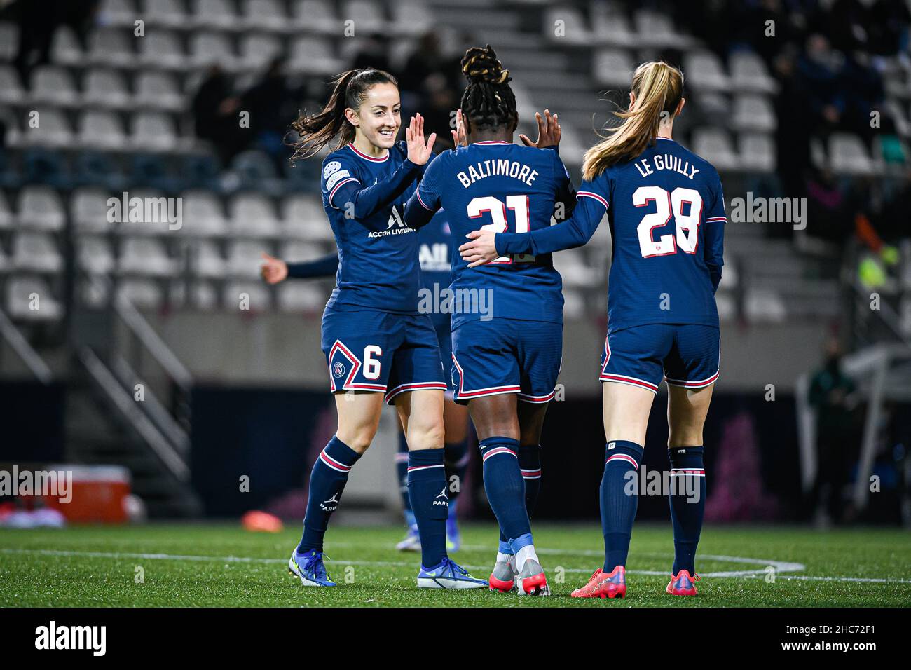 Luana Bertolucci Paixao, Sandy Baltimore und Jade Le Guilly vom PSG feiern während des UEFA Women's Champions League, einem Fußballspiel der Gruppe B dazwischen Stockfoto