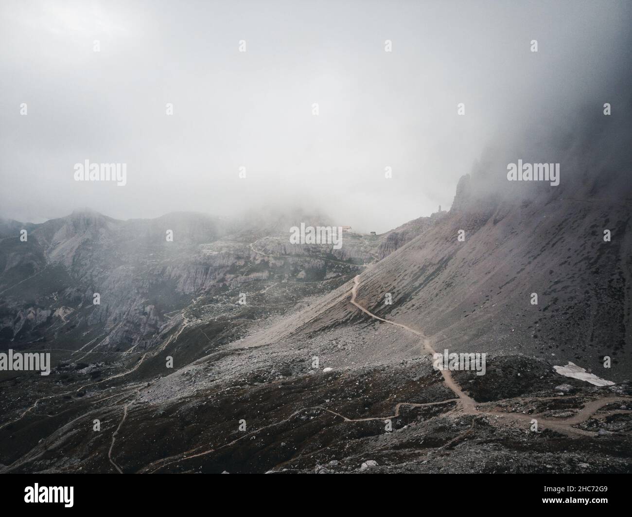 Viel Nebel auf dem Wanderweg zum Rifugio A. Locatelli (Dreizinnenhütte) in Südtirol, italien Stockfoto