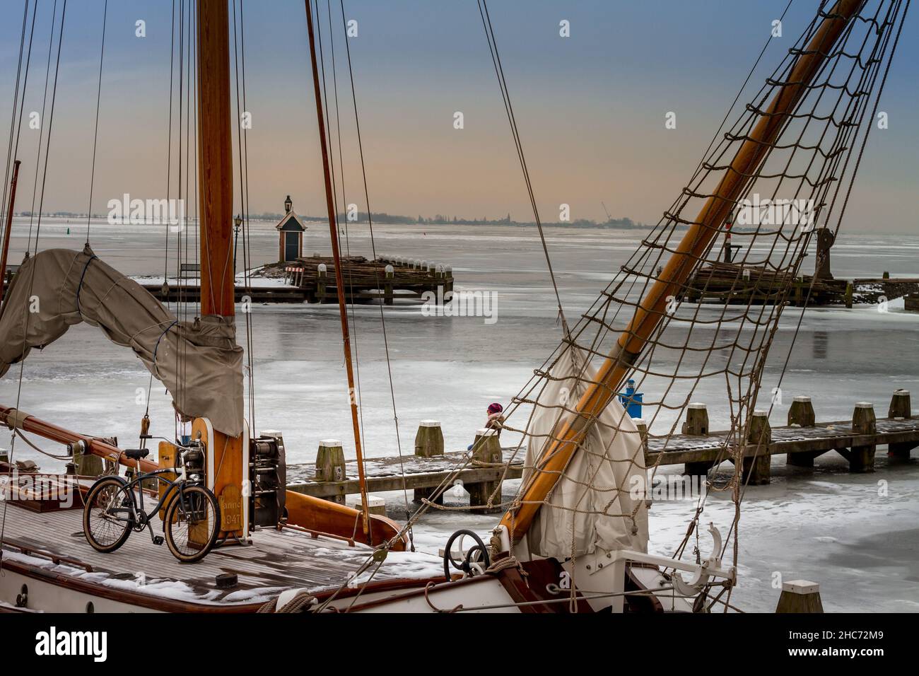 Holzschiff auf Volendams gefrorenen Hafen Stockfoto