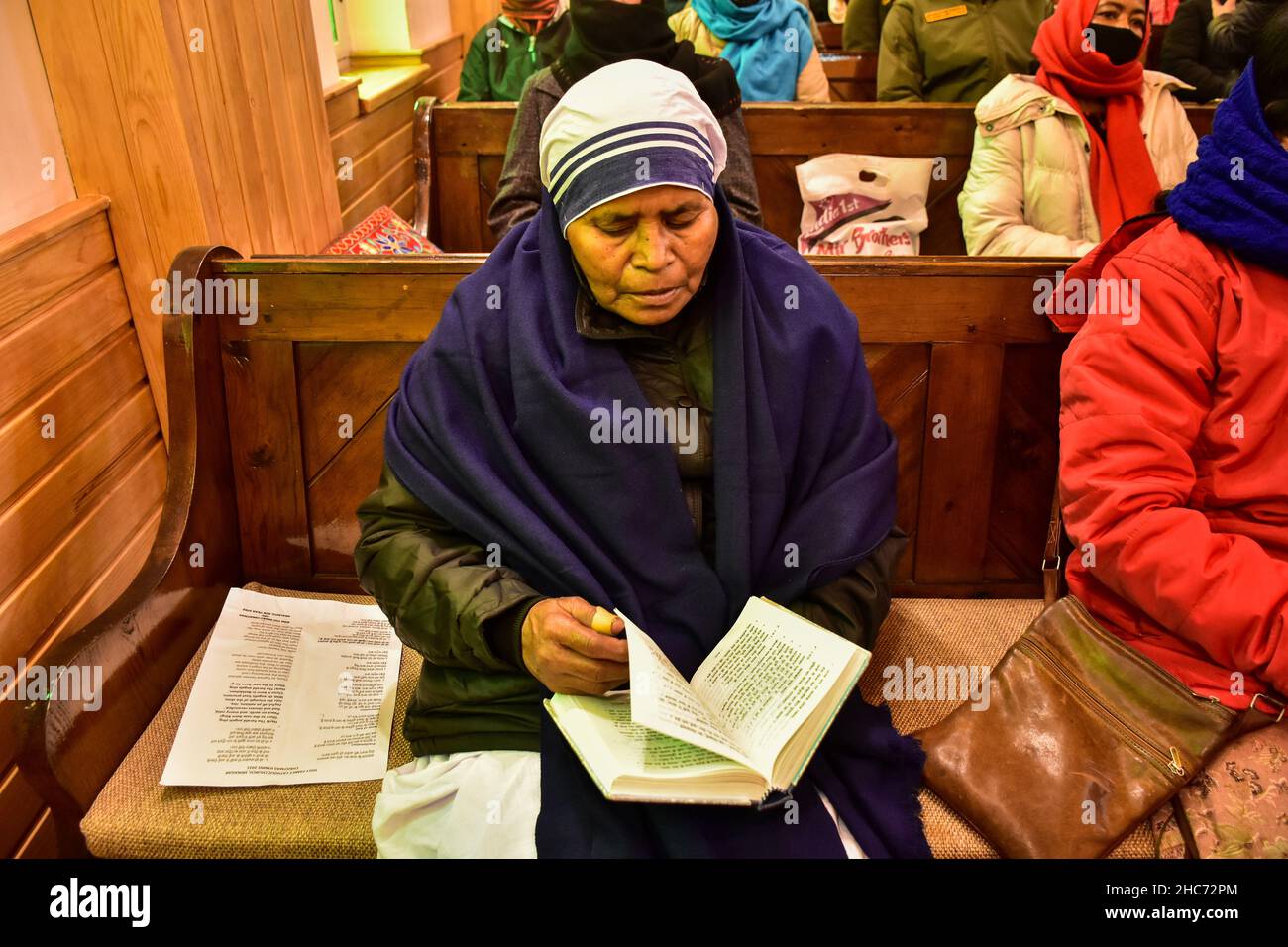 Srinagar, Indien. 25th Dez 2021. Ein christlicher Gläubiger sah während der Weihnachtszeit in Srinagar eine Bibel in der katholischen Kirche der Heiligen Familie lesen.das Kaschmir-Tal hat eine kleine Bevölkerung von Christen, Hunderte von ihnen nehmen an Weihnachten an der Messe in der katholischen Kirche der Heiligen Familie Teil und beten für Frieden und Wohlstand in der Region. (Foto von Saqib Majeed/SOPA Images/Sipa USA) Quelle: SIPA USA/Alamy Live News Stockfoto