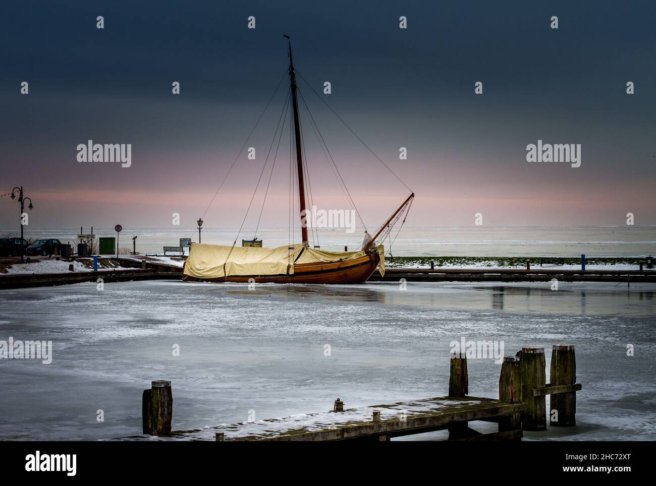 Holzschiff auf Volendams gefrorenen Hafen Stockfoto