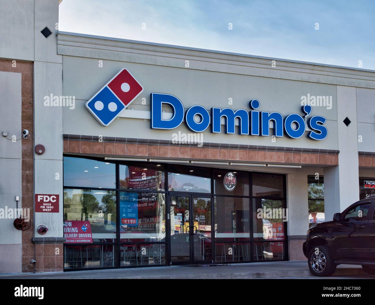 Houston, Texas USA 11-12-2021: Domino's Pizza Building exterior in Houston, TX. Die beliebte multinationale Pizza-Restaurantkette wurde 1960 gegründet. Stockfoto
