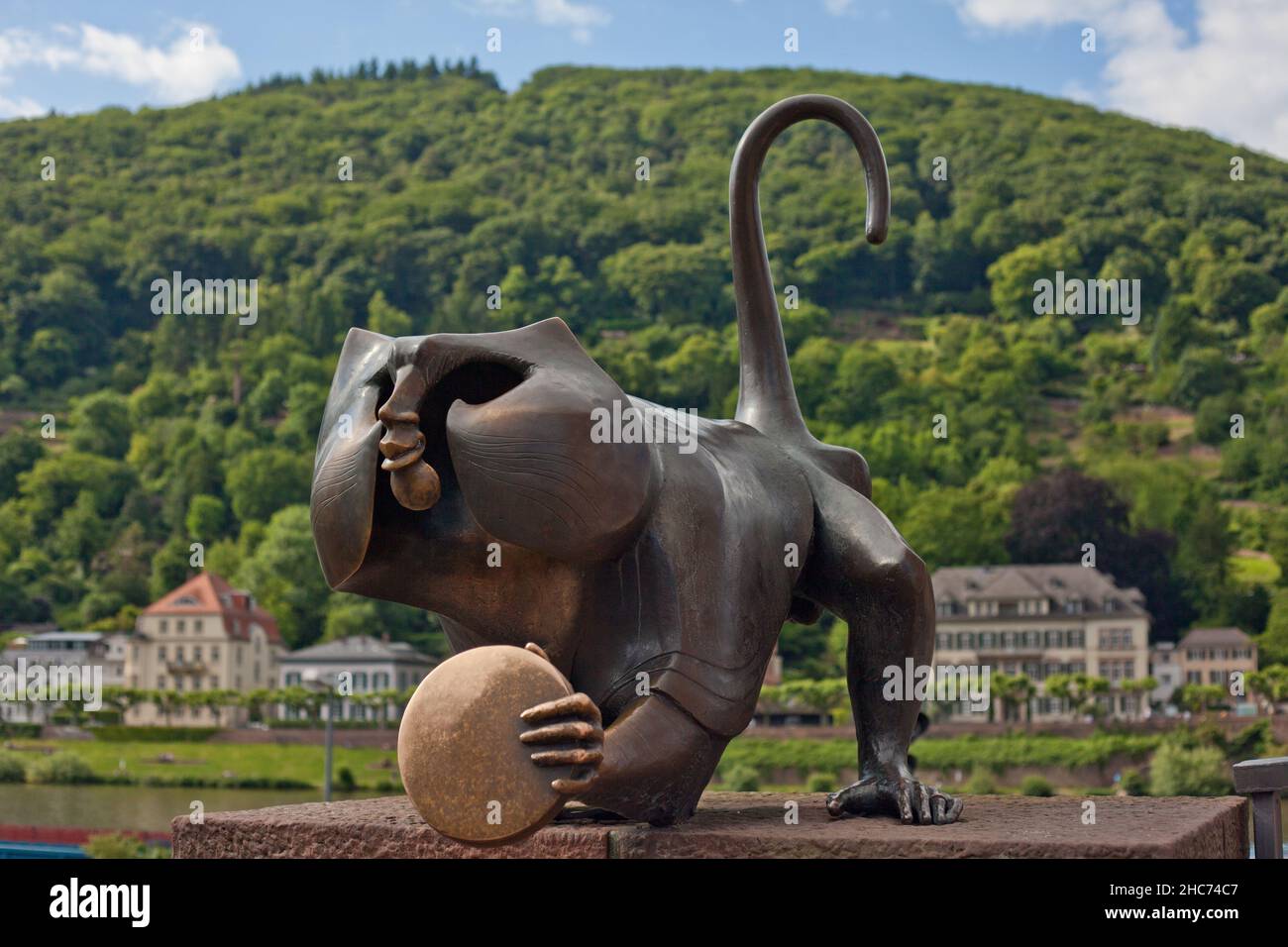 Metallstatue eines riesigen Affen mit bewaldeten Hügel im Hintergrund in Heidelberg, Deutschland Stockfoto
