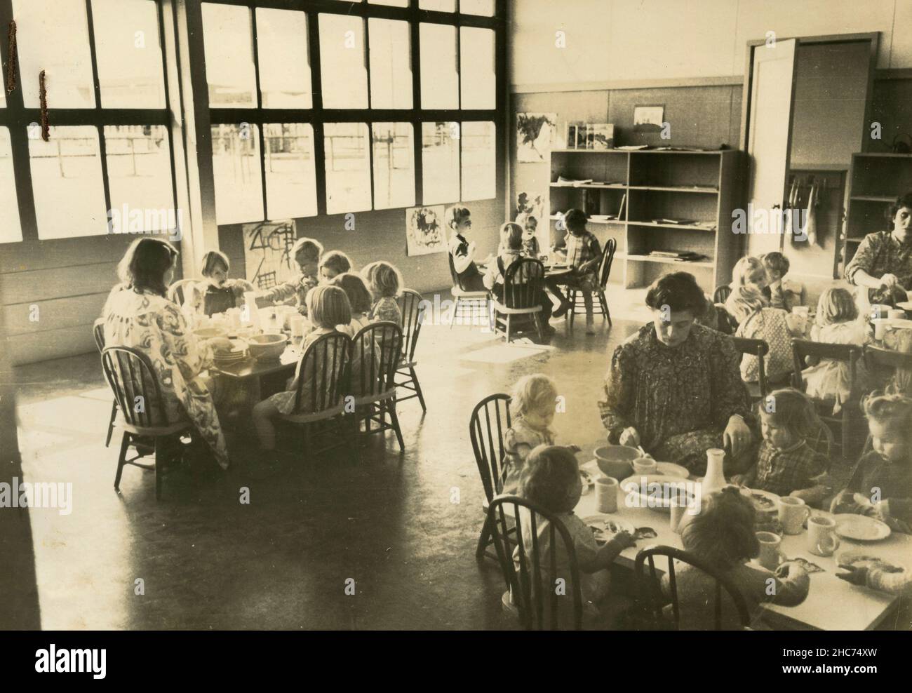 Mittagessen in einer Baumschule der US Farm Security Administration Farm Workers Community, Woodville, Kalifornien, USA 1940s Stockfoto