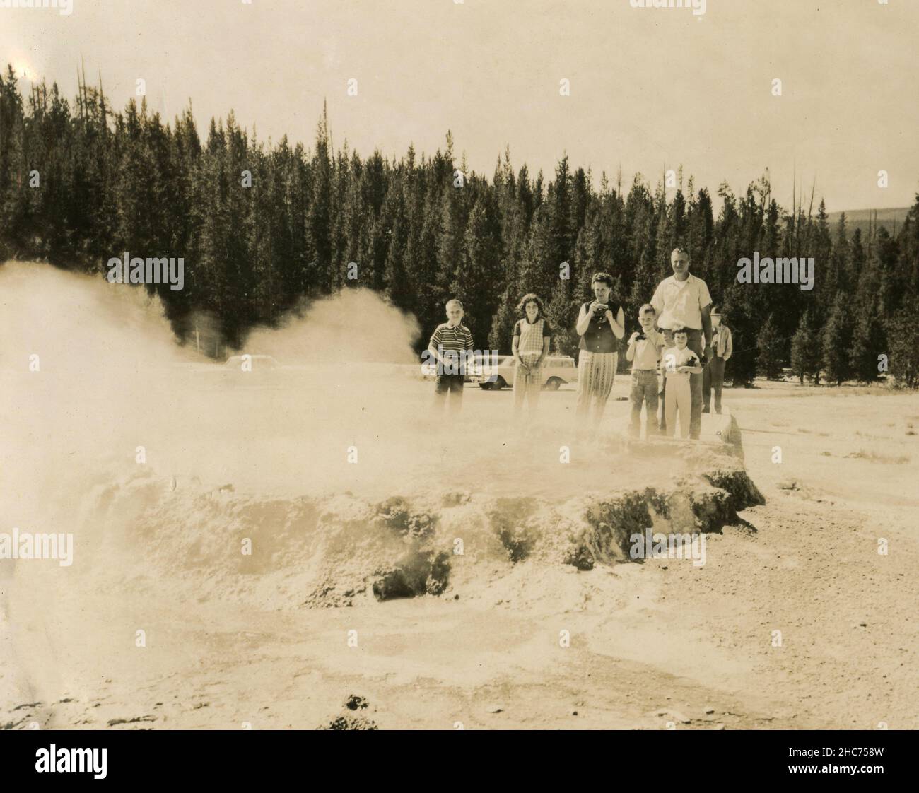 Touristen im Punch Bowl Geyser im Yellowstone National Park, Wyoming, USA 1940s Stockfoto