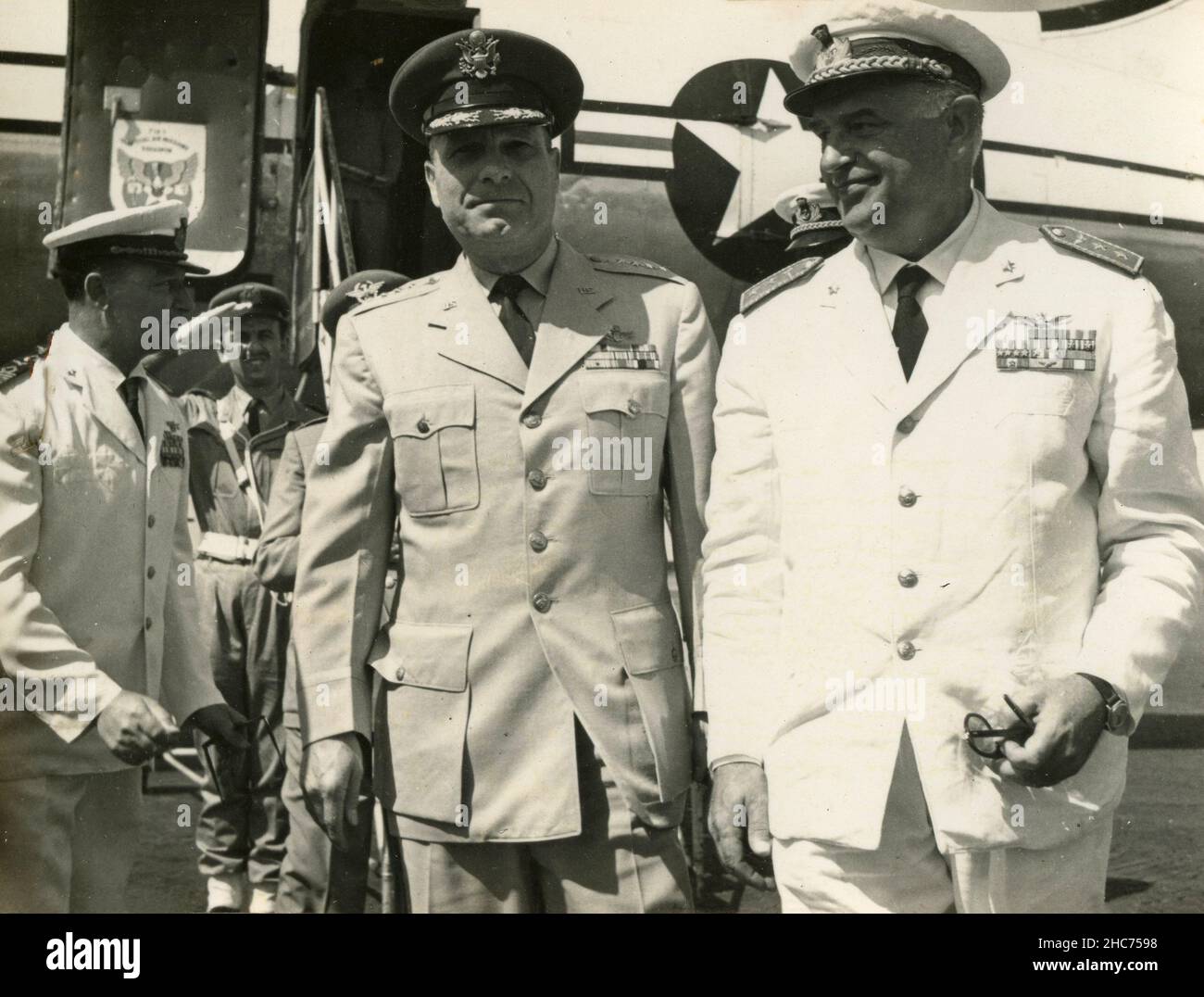 Der italienische Oberst Musco, der Generalmajor Fossati und der US-General Cook, der Luftwaffenstützpunkt Ciampino, Italien 1952 Stockfoto