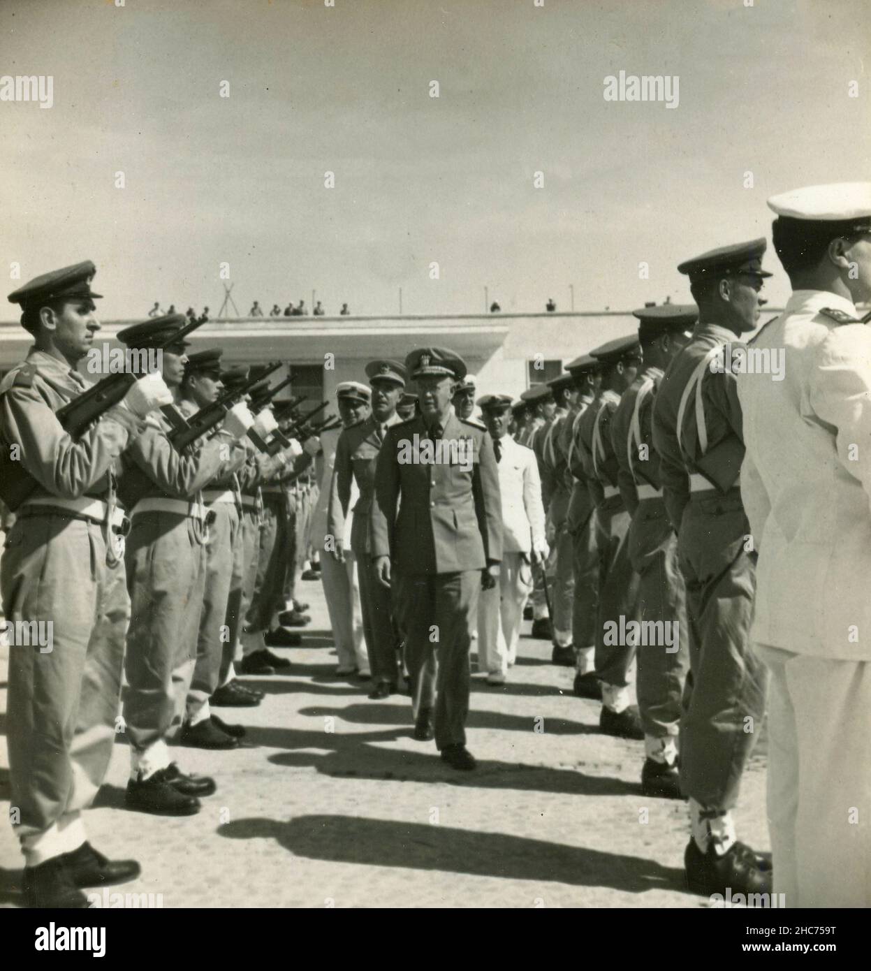 Der italienische General Fossati überprüft die militärische Formation der Luftwaffe auf dem Luftwaffenstützpunkt Ciampino, Italien 1952 Stockfoto