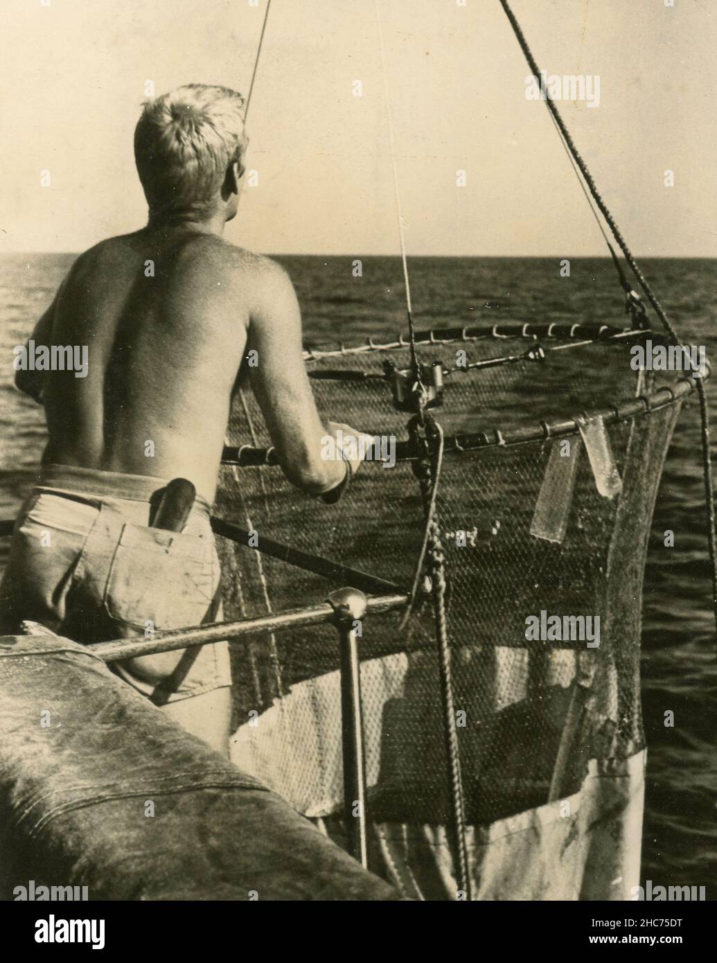 Ein Wissenschaftler an Bord des US-Forschungsschiffs Anton Bruun sucht nach Plankton, Indian Sea 1964 Stockfoto