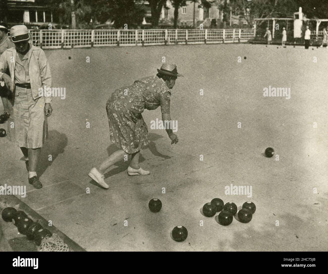 Frauen mittleren Alters spielen im Freien Bowling, USA 1947 Stockfoto