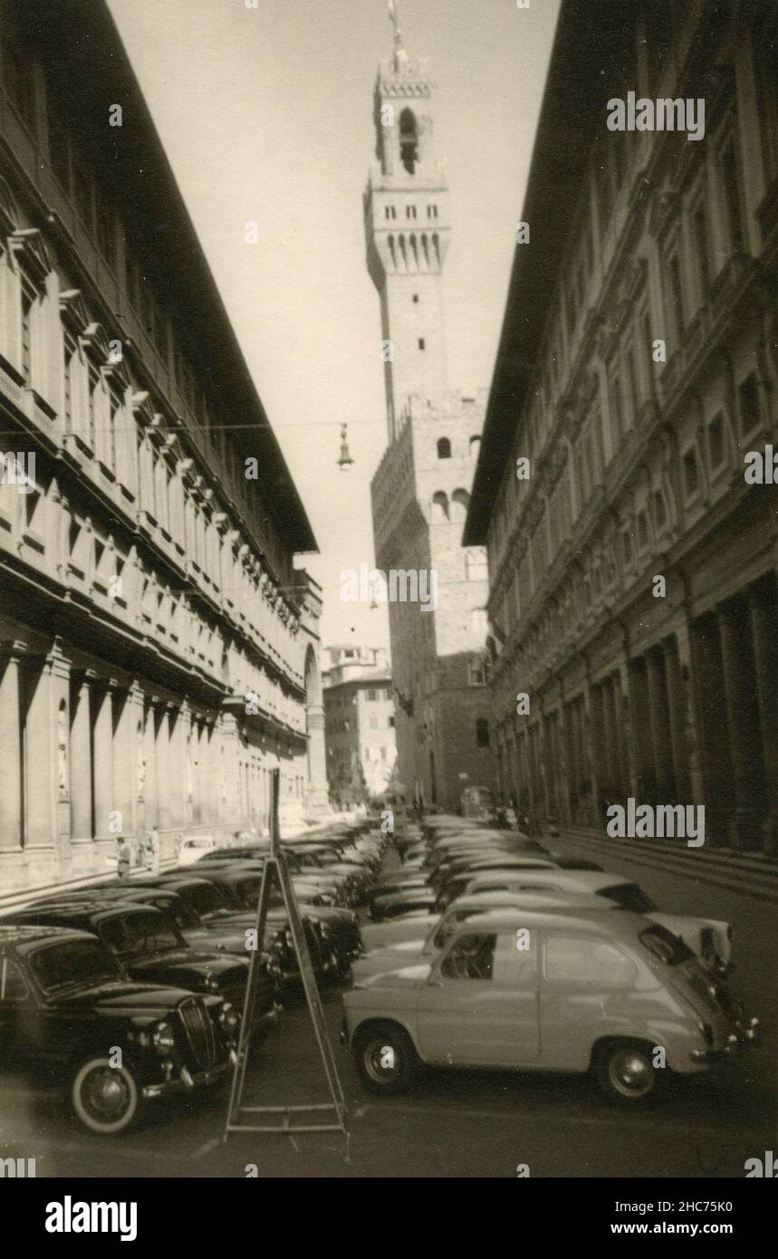 Autos vor den Uffizien, Florenz, Italien 1960s Stockfoto