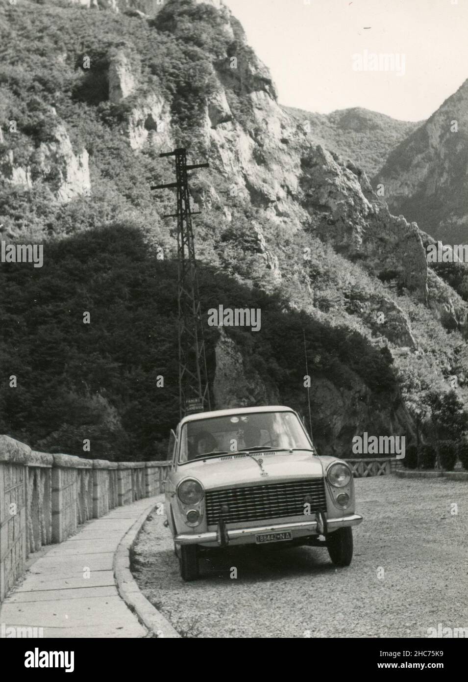 Limousine am Furlo-Pass, Italien 1963 Stockfoto