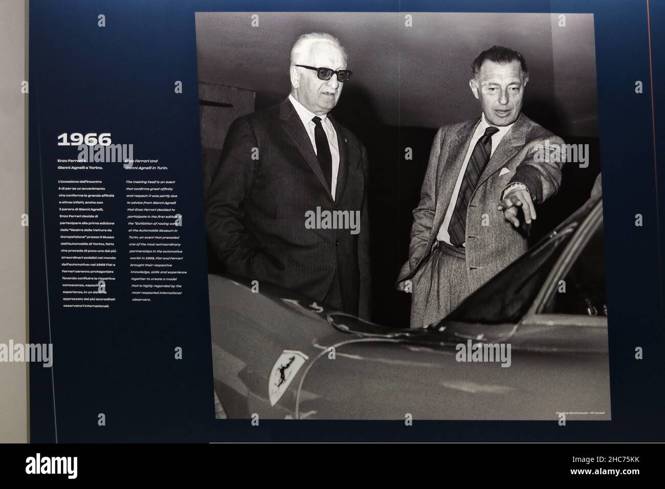 Modena, Italien, Dezember 2021, MEF Ferrari Museum Geburtshaus von Enzo Ferrari, Fotowand mit Enzo Ferrari und Gianni Agnelli Stockfoto