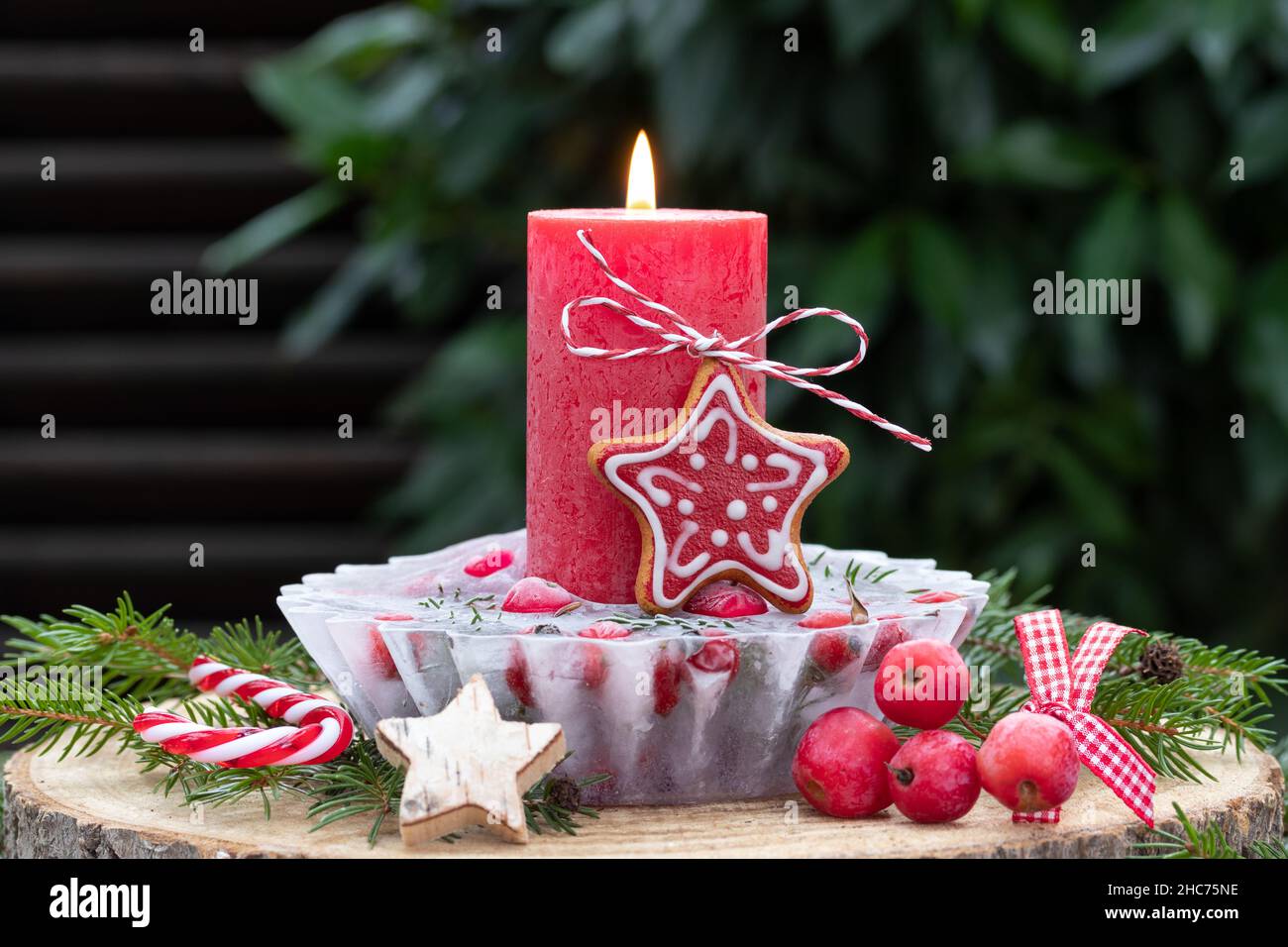 weihnachtsdekoration mit Eislaterne und roter Kerze Stockfoto