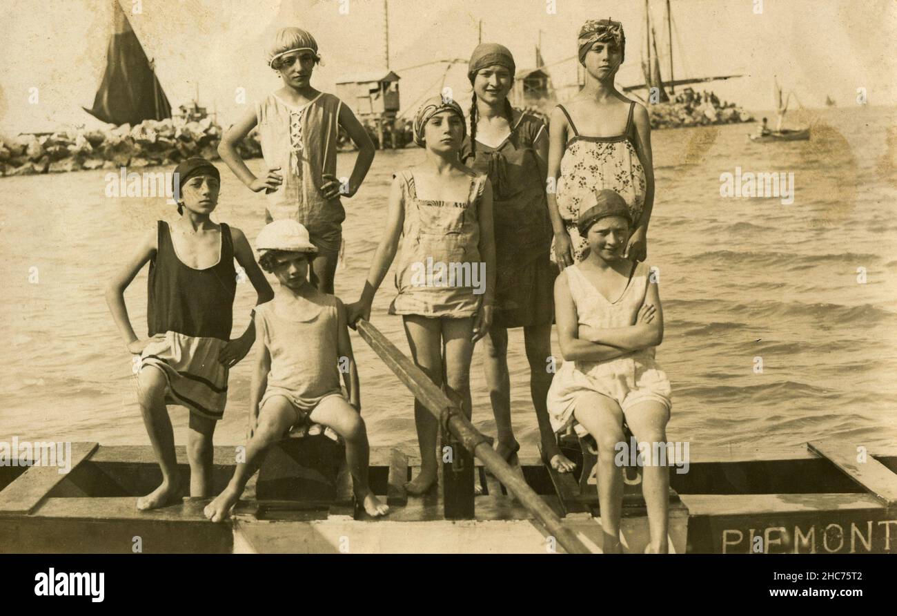 Gruppe von Kindern auf einem kleinen Ruderboot, Italien 1920s Stockfoto