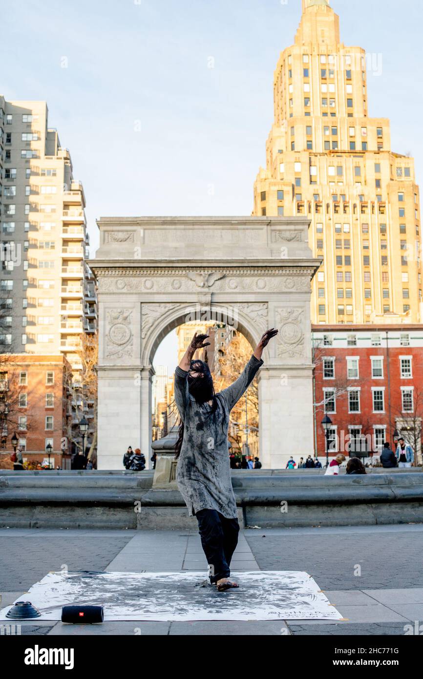 New York, Usa. 23rd Dez 2021. Die Tänzerin und Malerin Kanami Kusajima tritt im Washington Square Park auf. New York City hat ein Foto von ihrem Tanz im Rahmen der „No Stopping New York“-Genesungskampagne nach der COVID-19-Pandemie verwendet. (Foto: Shawn Goldberg/SOPA Images/Sipa USA) Quelle: SIPA USA/Alamy Live News Stockfoto