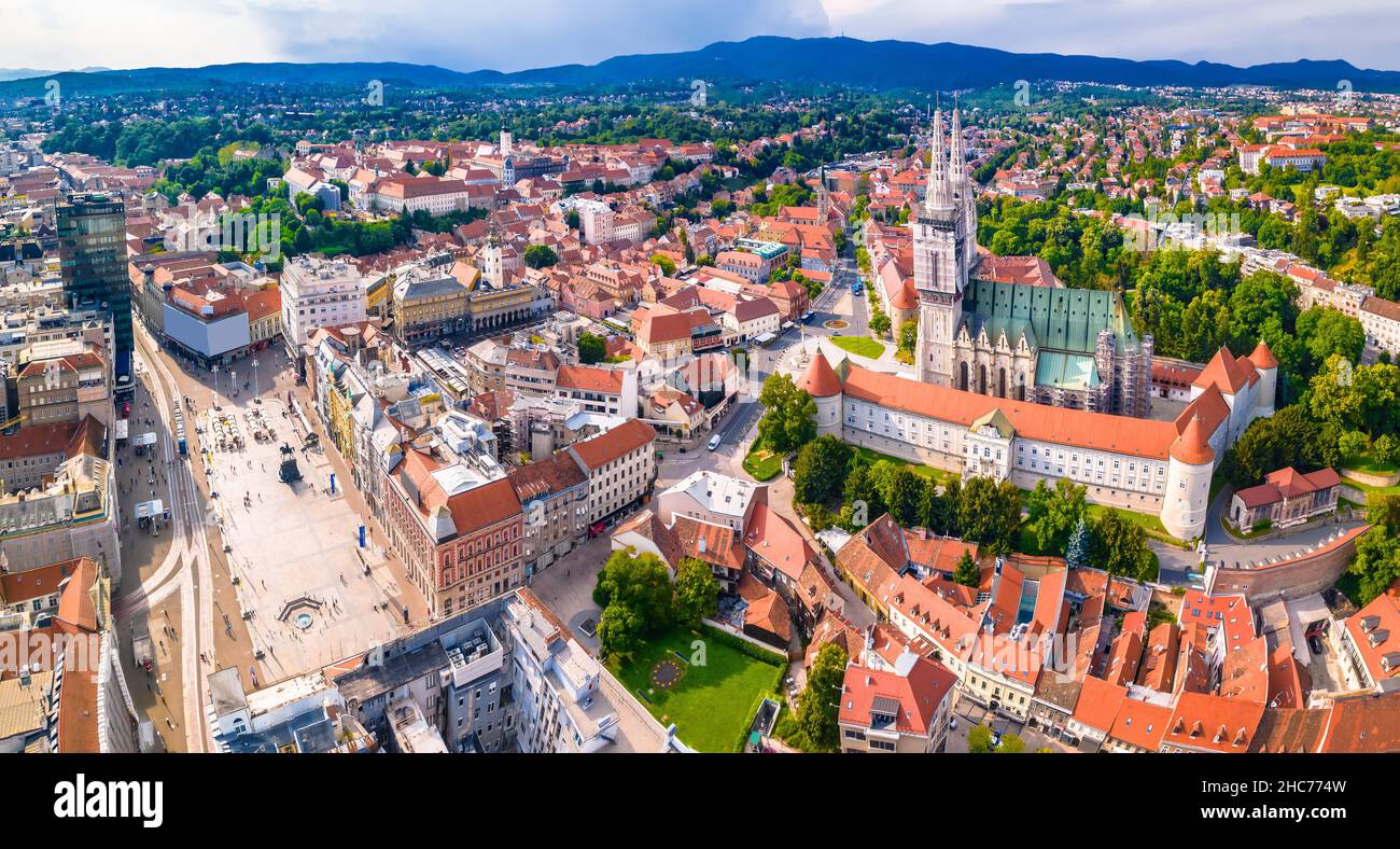 Zagreb Hauptplatz und Kathedrale Luftpanorama, berühmte Wahrzeichen der