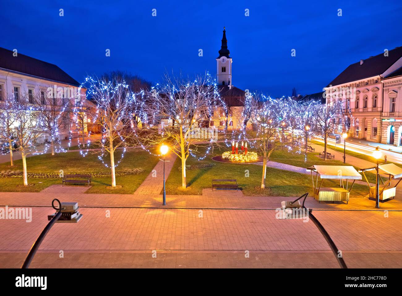 Stadt Krizevci Dämmerung Advent Licht Ansicht, Prigorje Region von Kroatien Stockfoto