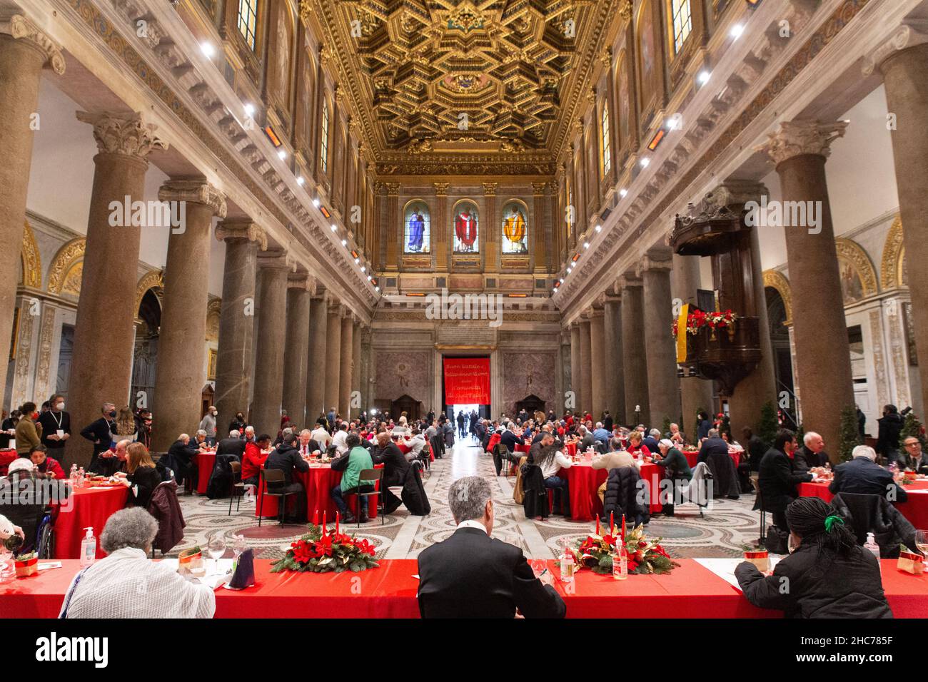 Rom, Italien. 25th Dez 2021. Blick auf die Basilika Santa Maria in Trastevere während des Weihnachtsessens, das von der Gemeinschaft Sant'Egidio organisiert wird (Foto: Matteo Nardone/Pacific Press) Quelle: Pacific Press Media Production Corp./Alamy Live News Stockfoto