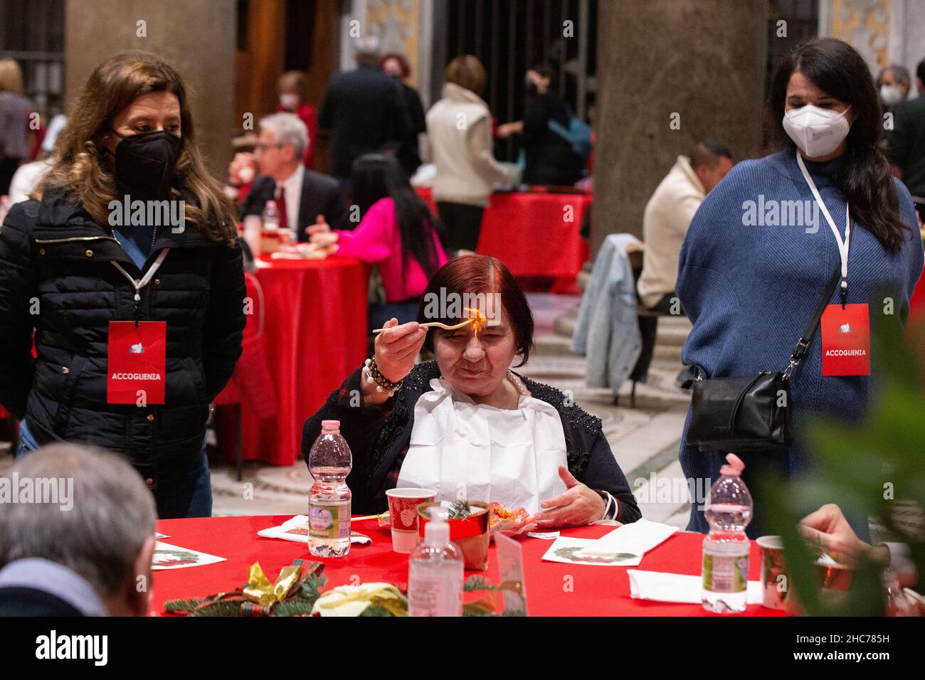 Rom, Italien. 25th Dez 2021. Weihnachtsessen für die Armen organisiert von der Gemeinschaft Sant'Egidio in der Basilika Santa Maria in Trastevere (Foto: Matteo Nardone/Pacific Press) Quelle: Pacific Press Media Production Corp./Alamy Live News Stockfoto