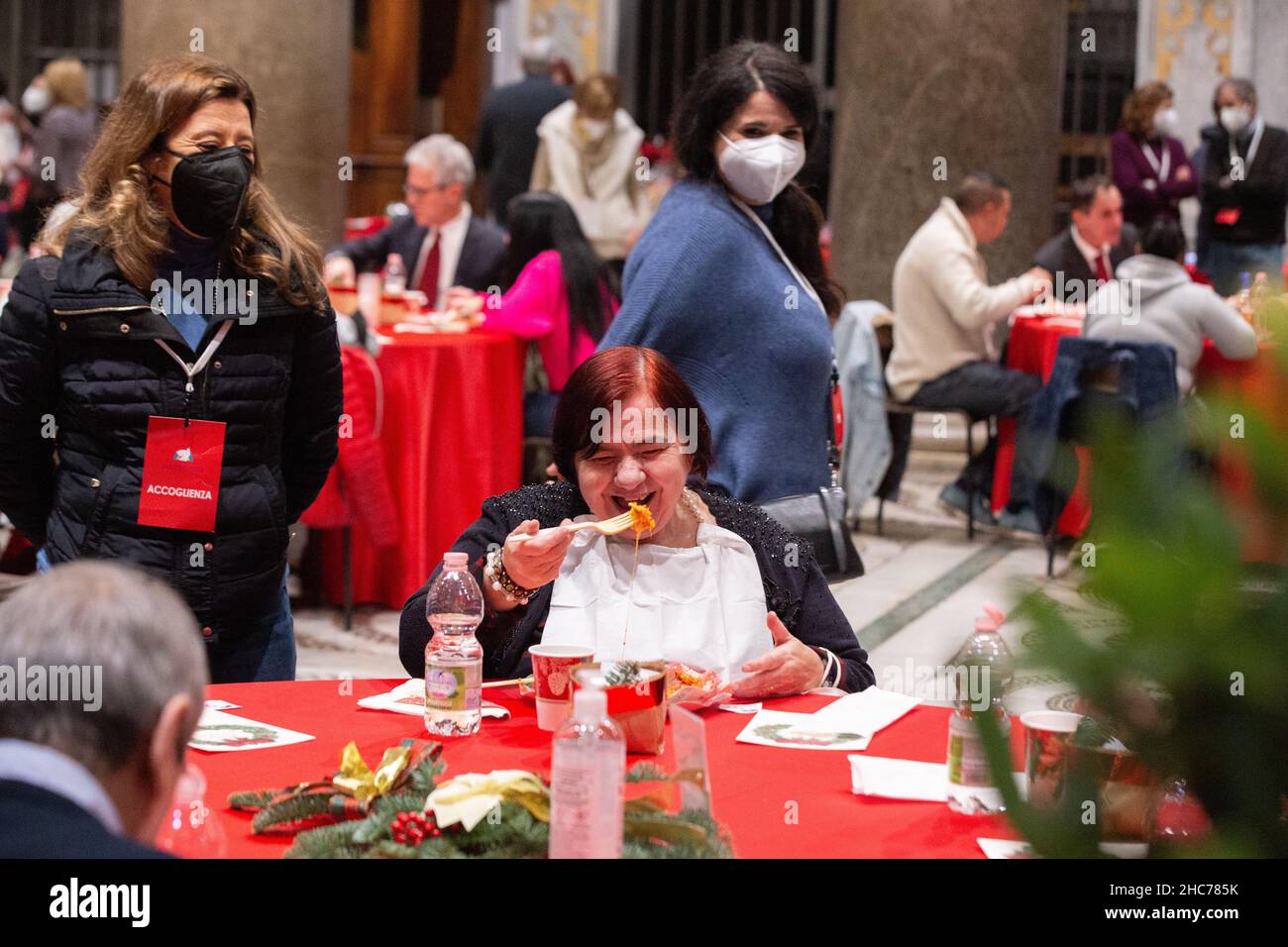 Rom, Italien. 25th Dez 2021. Weihnachtsessen für die Armen organisiert von der Gemeinschaft Sant'Egidio in der Basilika Santa Maria in Trastevere (Foto: Matteo Nardone/Pacific Press) Quelle: Pacific Press Media Production Corp./Alamy Live News Stockfoto