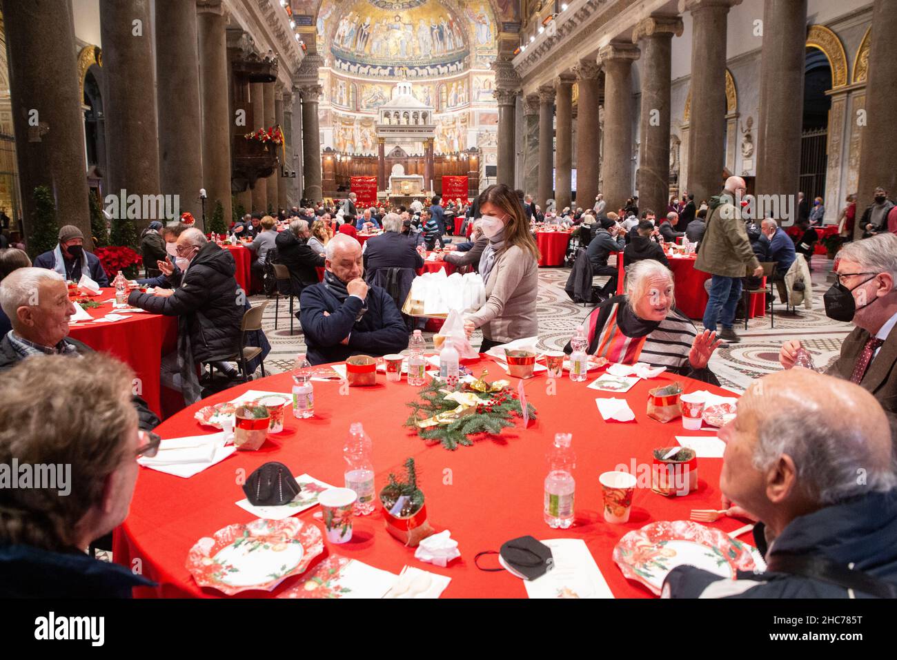 Rom, Italien. 25th Dez 2021. Weihnachtsessen für die Armen organisiert von der Gemeinschaft Sant'Egidio in der Basilika Santa Maria in Trastevere (Foto: Matteo Nardone/Pacific Press) Quelle: Pacific Press Media Production Corp./Alamy Live News Stockfoto